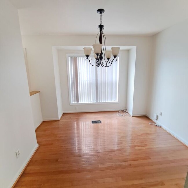 Foto del edificio - Lovely 3-Level Townhome in Lakeview Neighb...