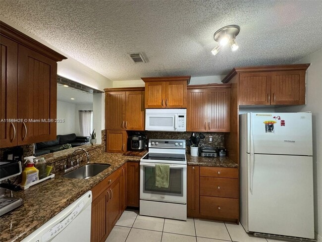 Foto del edificio - 4768 NW 114th Ave
