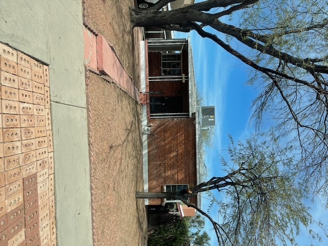 Building Photo - 1731 E 9th St