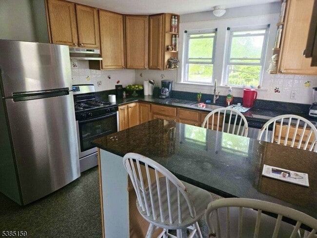 Building Photo - 412 Maple Ave