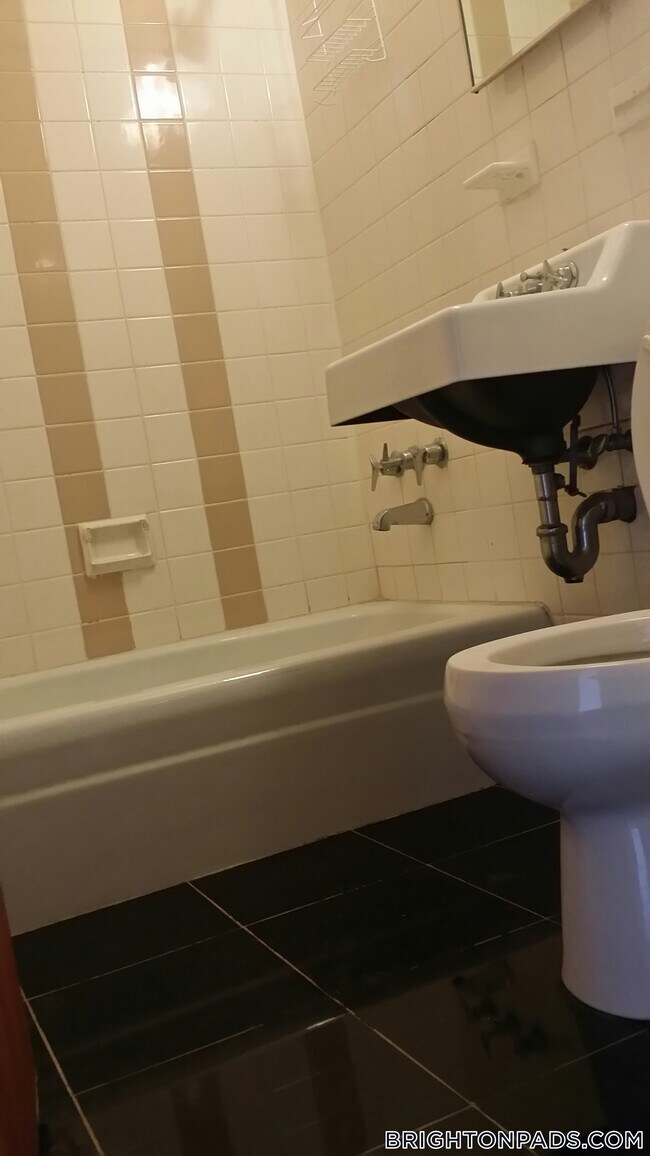 Foto del edificio - 160 N Beacon St