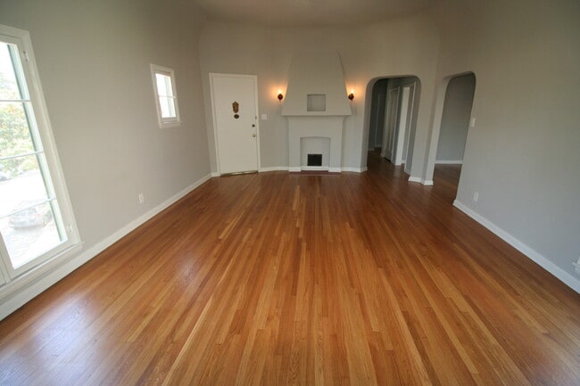 Building Photo - 1223 Smithwood Dr