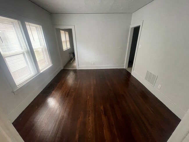 Foto del edificio - 4625 Chalmers St