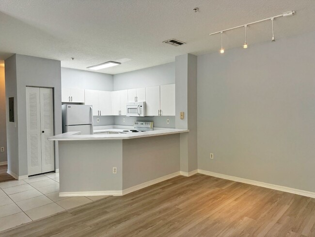 Building Photo - 615-304 Fairway Dr.