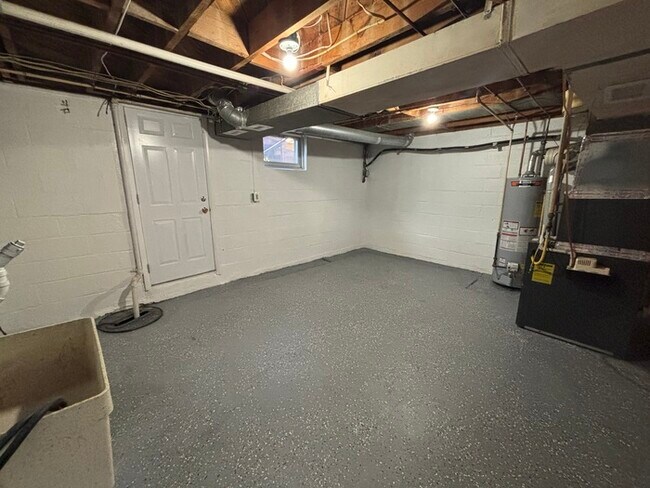 Building Photo - 3 bedroom townhome