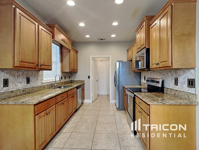 Building Photo - 605 Arlington Ct