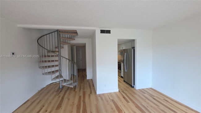 Building Photo - 650 Tennis Club Dr