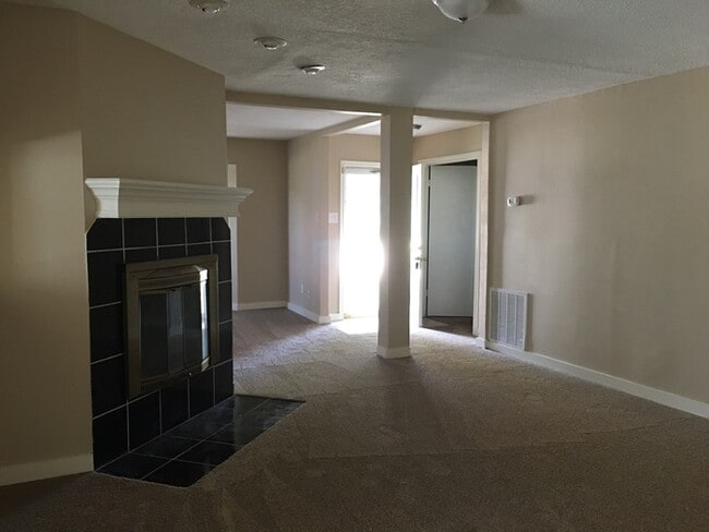 Foto del edificio - 10734 Sagewillow Ln