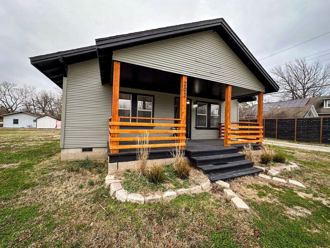 Foto principal - 3bd/2ba Home for Rent - Gentry Charmer!