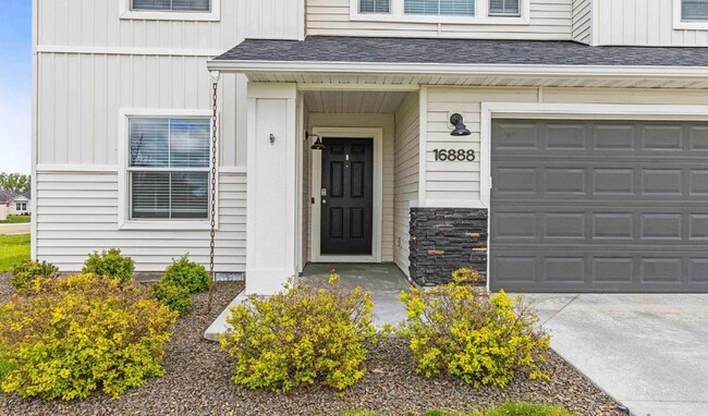 Foto del edificio - 4 Bed 2.5 bath with a 3 car garage
