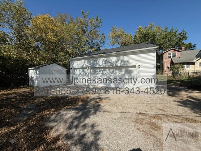 Foto del edificio - Updated South KC Home, 3 Car Detached with...
