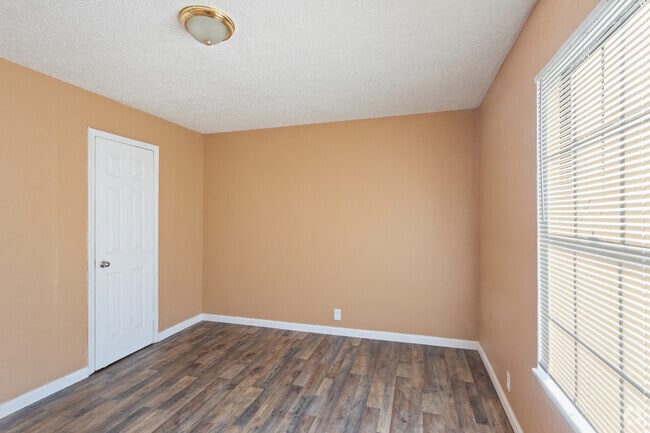 2BR, 1BA - #201 - Primary Bedroom - 1302-1308 S Fitzhugh Ave