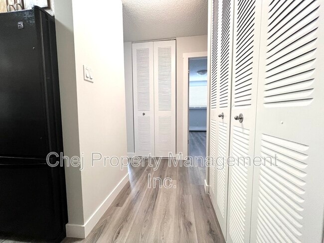 Building Photo - 5715-5133 133 Ave NW