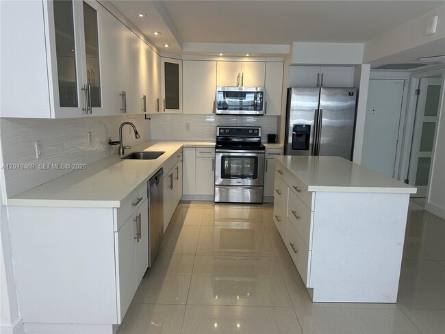 Building Photo - 6039 Collins Ave