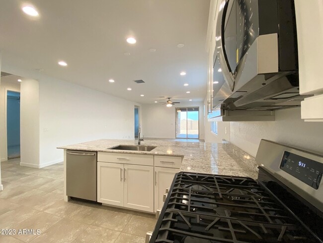 Building Photo - 2624 W Huntington Dr