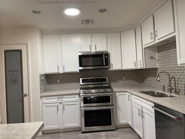 Building Photo - 8523 E Catalina Dr