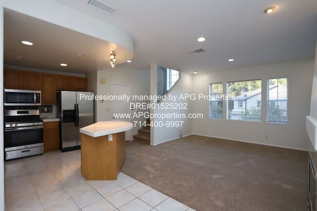 Building Photo - Newly updated 2 Bed 1.5 Bath Townhome with...