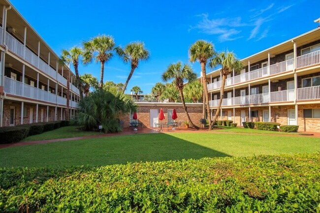 Foto del edificio - Coastal Condo Living with Pensacola Bay Views, Waterfront Pool Access & Prime Location Near Downt...