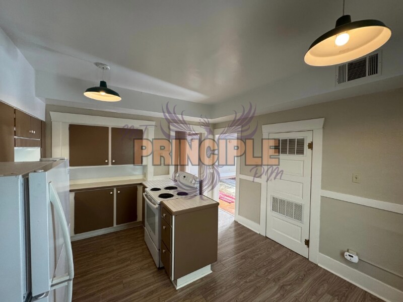 Foto principal - 214 E 3rd St