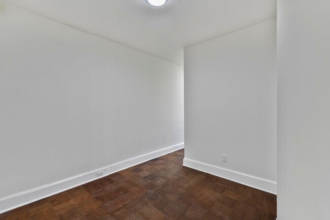 Building Photo - Spacious 6BR/1.5BA Row home