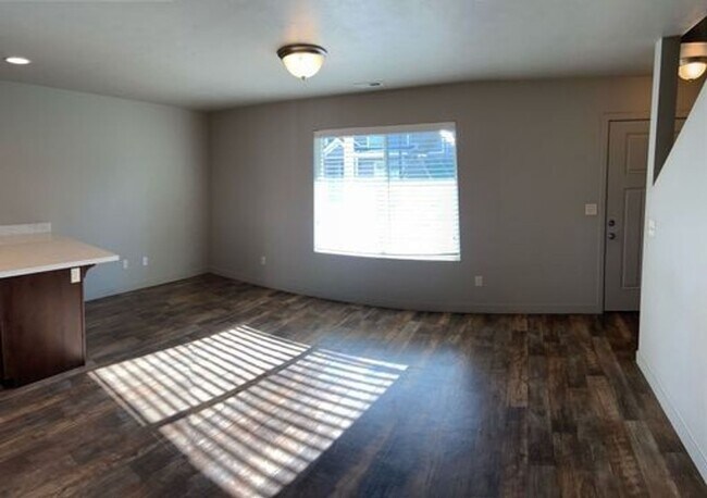 Building Photo - Darling Vineyard 2 Story Townhome