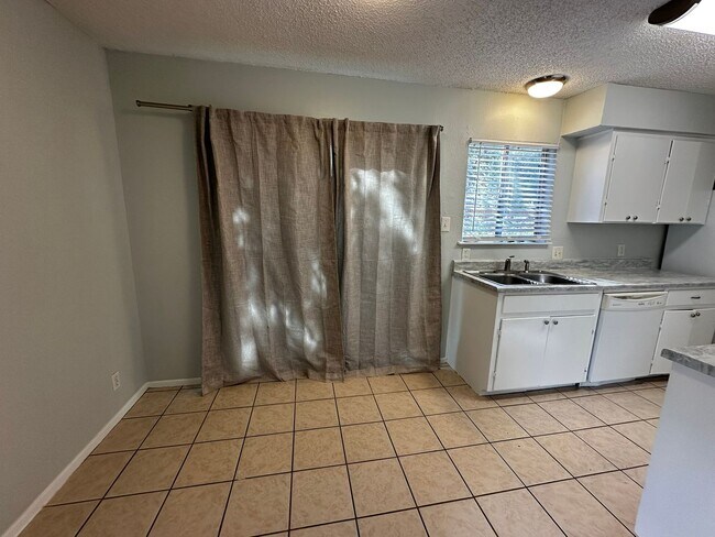 Foto del edificio - Samuelson Properties 2 (310 Craigmont Dr)