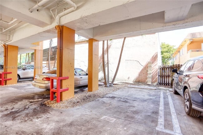 Building Photo - 2441 SW 31st Ave