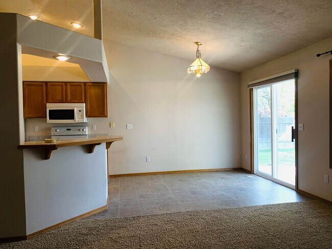 Foto del edificio - Great Home, Close Foothills Location