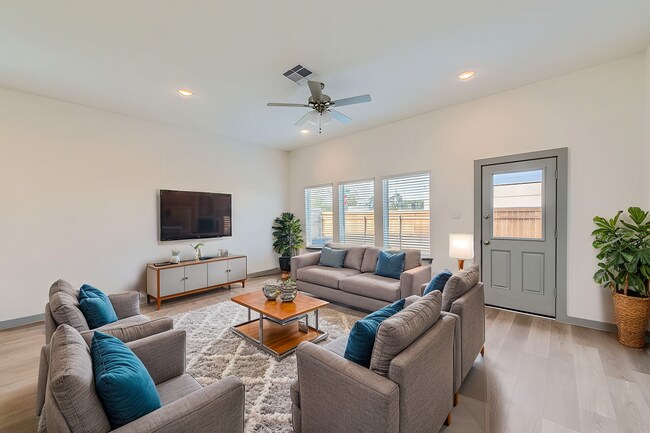 Foto del edificio - 33114 Oak Hts Pl