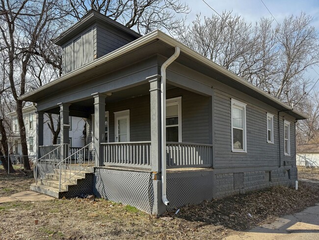 Building Photo - 2 bedroom 1 bath near Washburn University