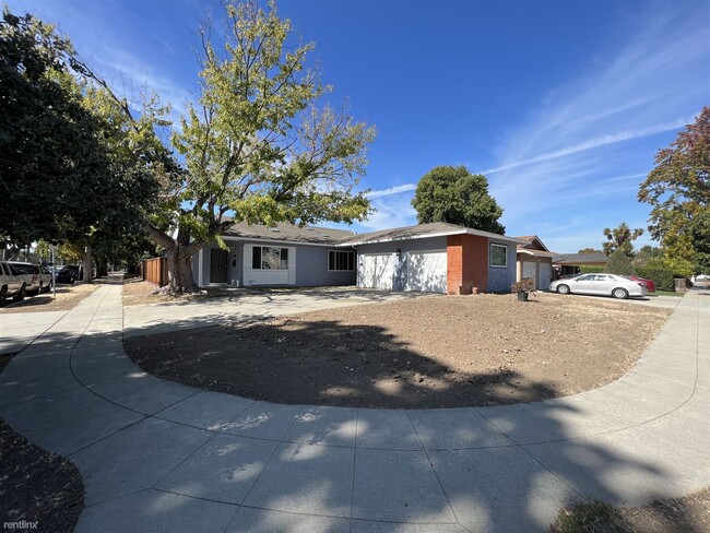 Building Photo - 3 br, 2 bath Duplex - 2957 Driftwood Drive 57