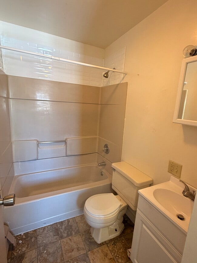 Building Photo - 2246 Fox St