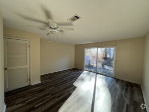 Building Photo - 905 W Pine St