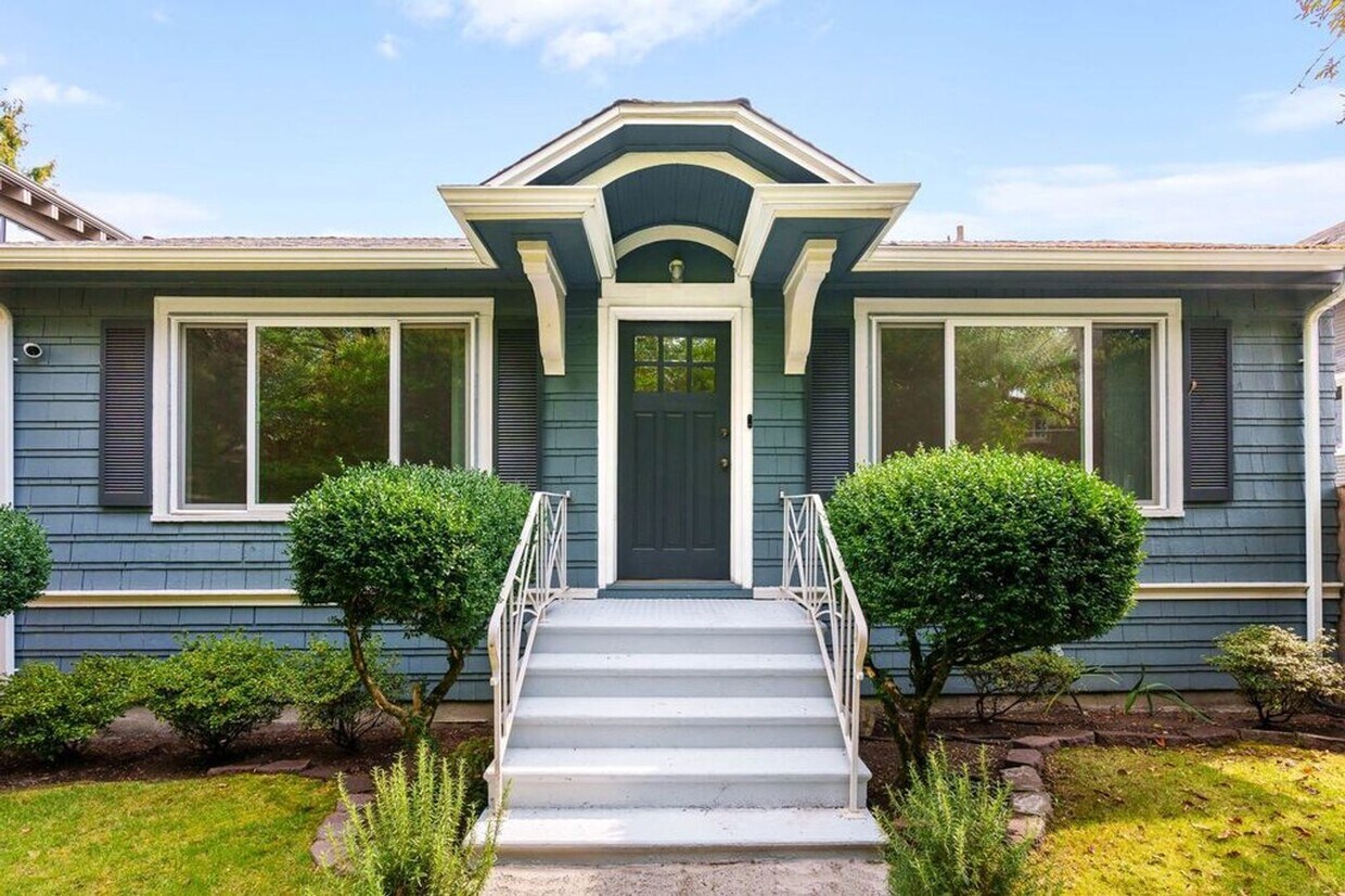Foto principal - STUNNING, Bright Capital Hill Home