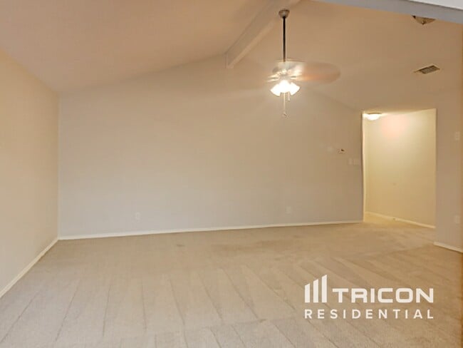 Building Photo - 537 Greenway Dr