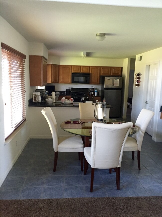 Cocina - 5462 W Holland Ave