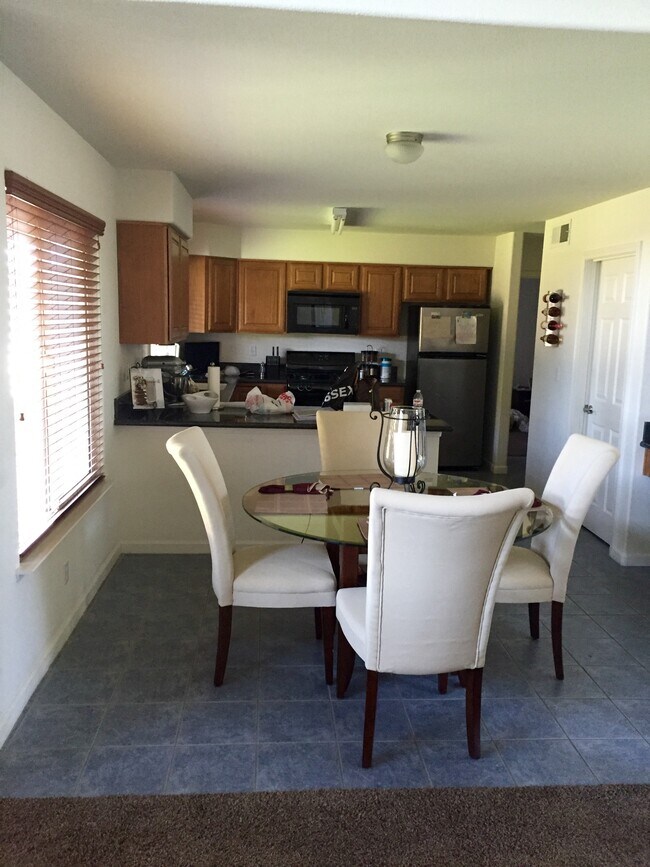 Kitchen - 5462 W Holland Ave