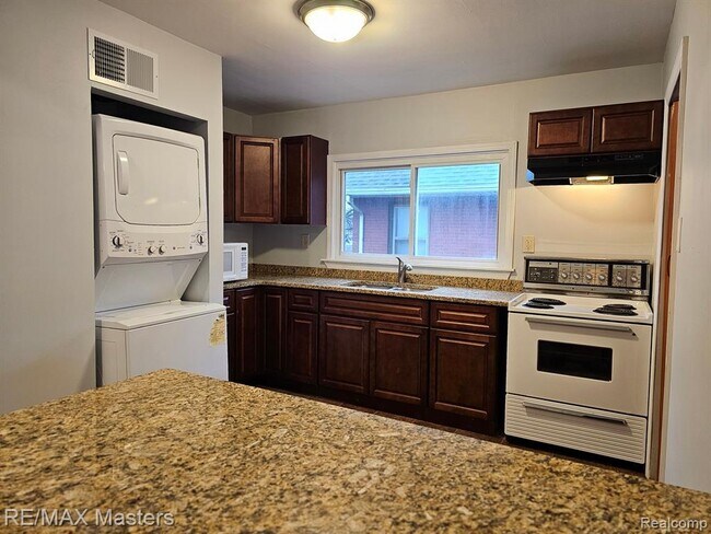 Cocina actualizada, lista para preparar y reunir comidas. - 437 N Monroe St