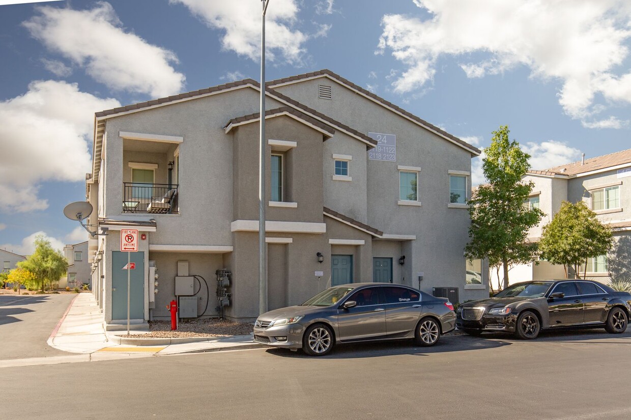 Primary Photo - Gorgeous 3 bedroom with a loft Townhome