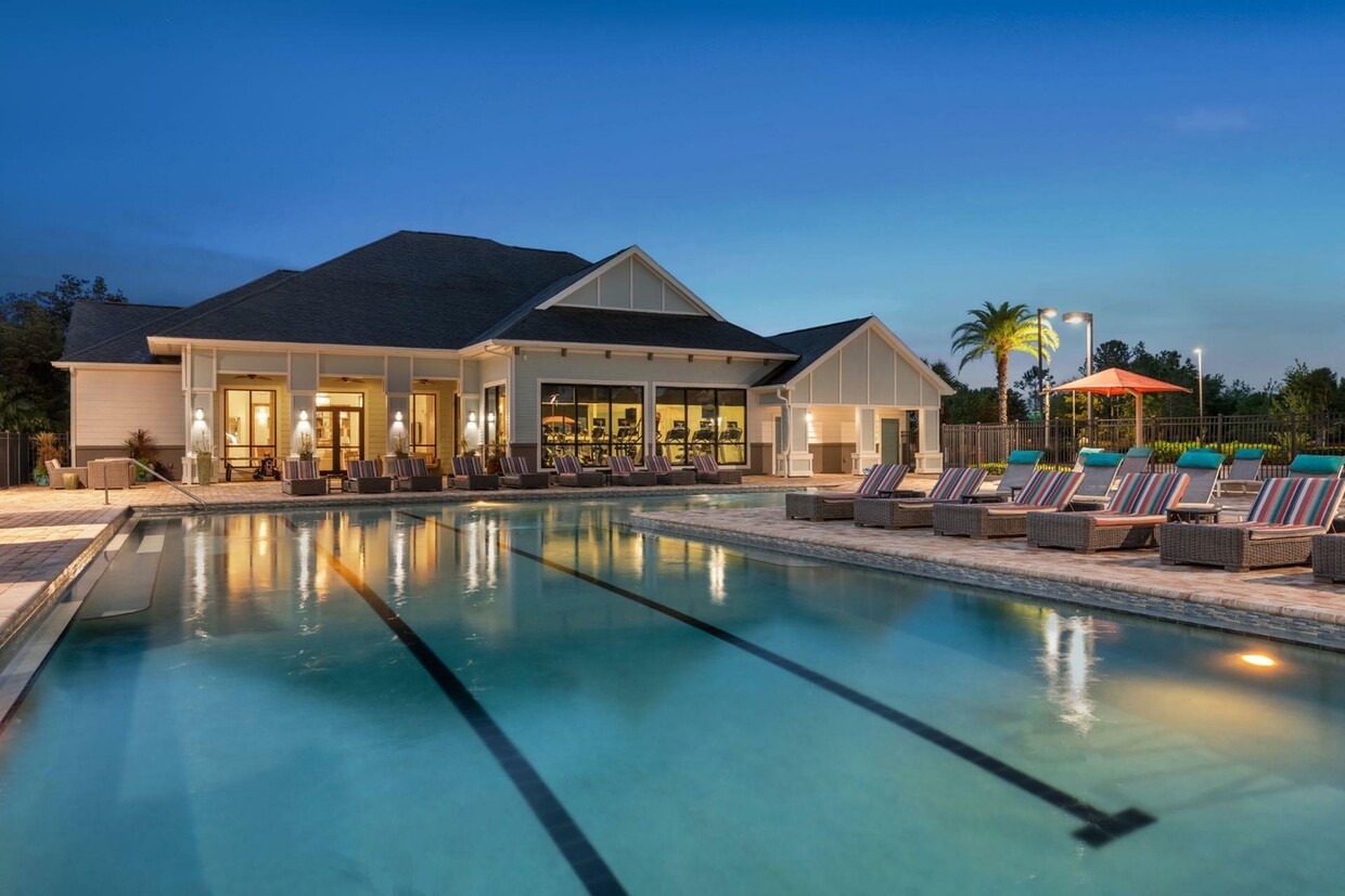 Luxe Lakewood Ranch: piscina del centro vacacional con líneas de entrenamiento - Luxe Lakewood Ranch