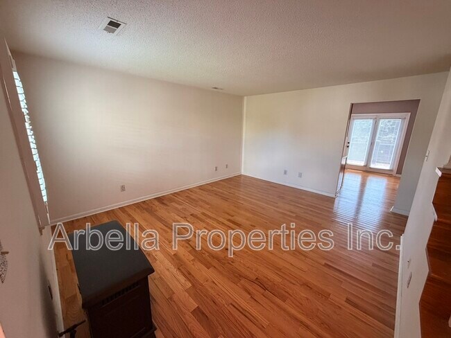 Foto del edificio - 215 Radford Dr