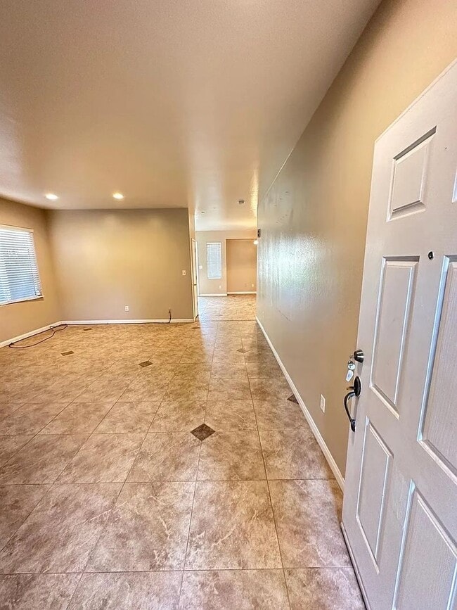 Building Photo - Well Maintained Single Family Home in Bakersfield, CA