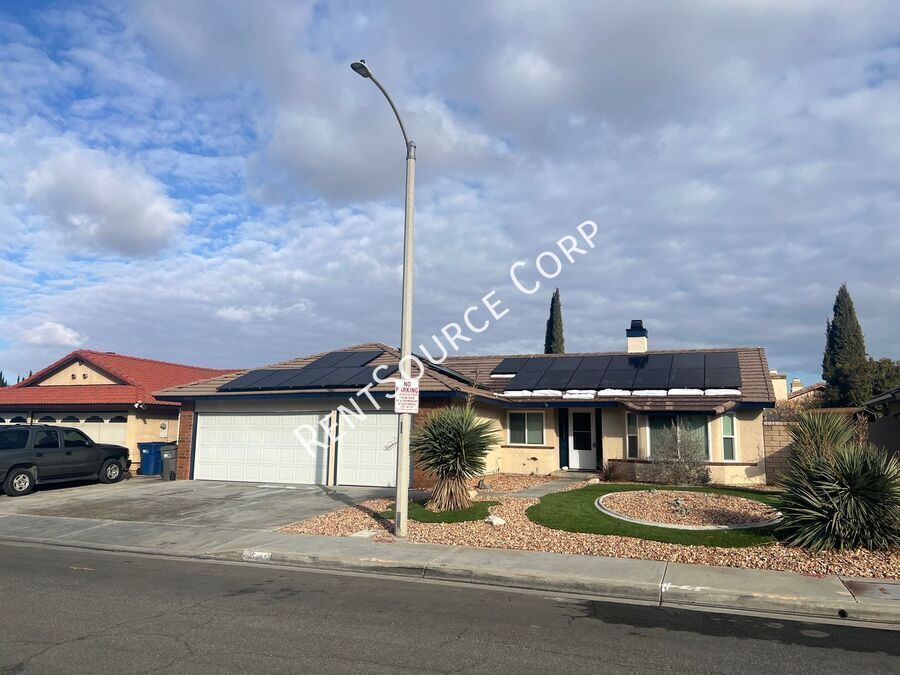 Foto principal - 4 Bedroom Pool Home For Rent in West Palmdale