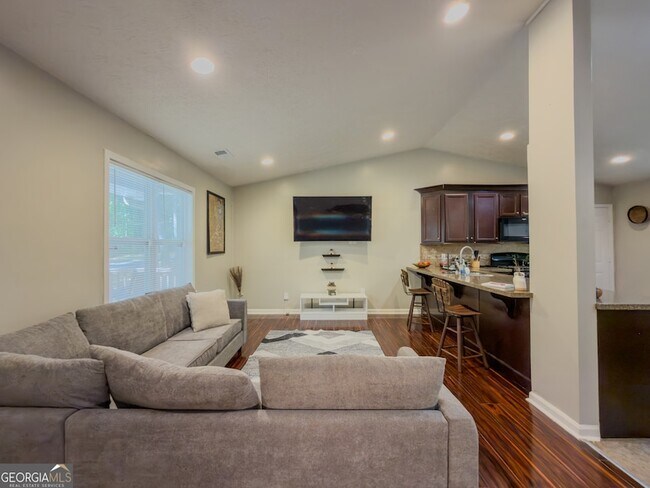 Building Photo - 580 Pineland Cir