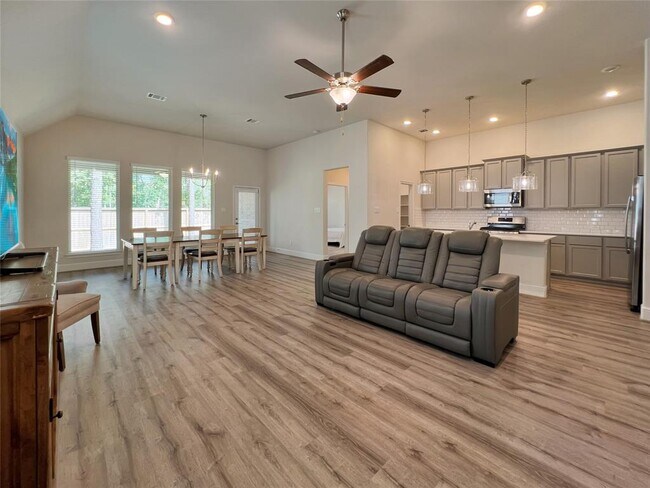 Building Photo - 21817 Enchanted Rock Dr N