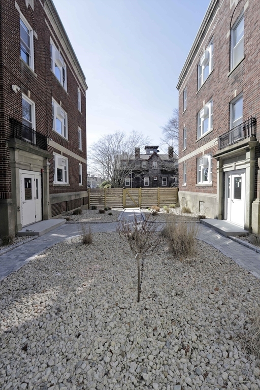 Building Photo - 189 Elm St