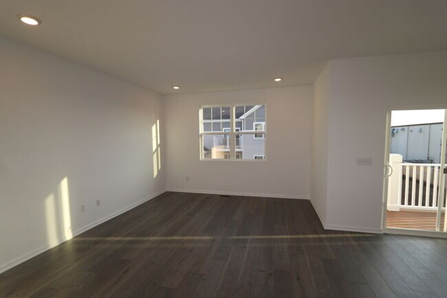 Foto del edificio - 466 Comstock Rd