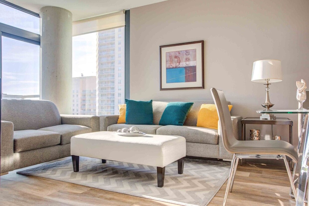 Building Photo - 610 N State St