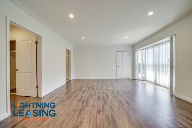 Building Photo - 1625 Normandie-15D