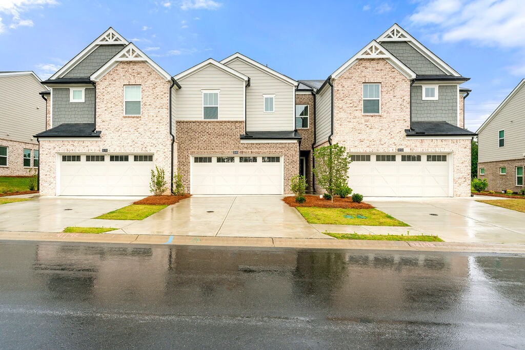 Primary Photo - 1040 Sunny Lk Dr